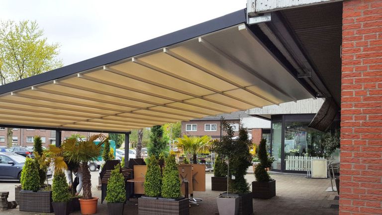 einleitung-gastterrasse_pergolamarkise_sonnen_und_regenschutz_mit_beleuchtung_huenxe-acc2a656
