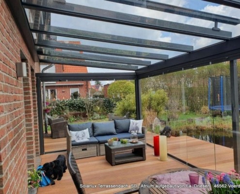 Glasdach_ber_terrasse_aus_holz_am_teich_innenansicht-e5251421