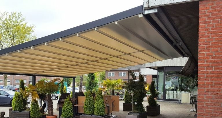 einleitung-gastterrasse_pergolamarkise_sonnen_und_regenschutz_mit_beleuchtung_huenxe-acc2a656
